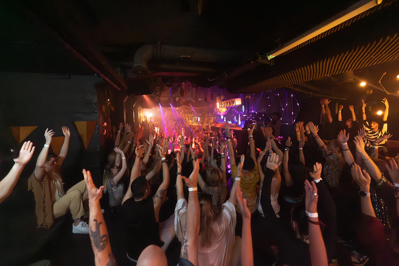 7-vibes-journey-dance-floor